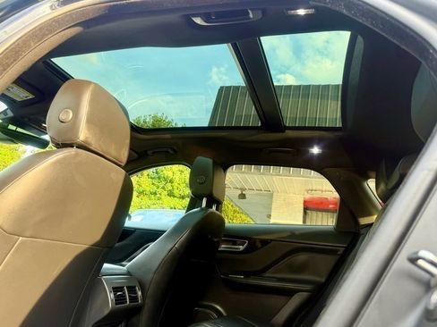 Used 2019 Jaguar F-PACE Premium image 25