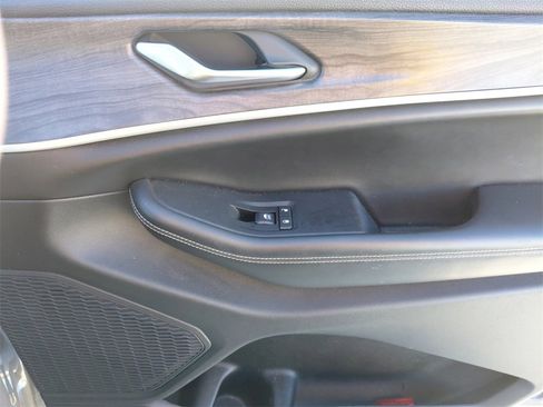 Used 2023 Jeep Grand Cherokee L Limited image 18