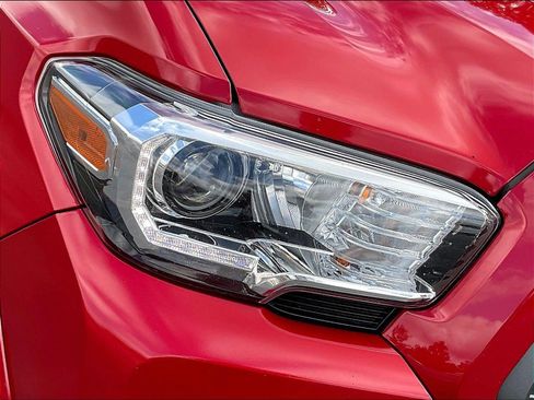 Used 2022 Toyota Tacoma TRD Sport AWD/4WD image 32
