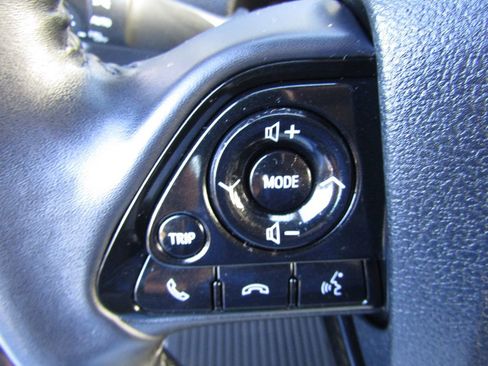 Used 2021 Toyota Prius XLE image 9