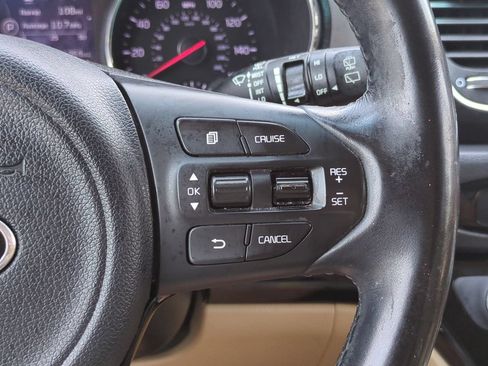 Used 2017 Kia Sedona LX w/ LX Essentials Premium Package FWD image 25