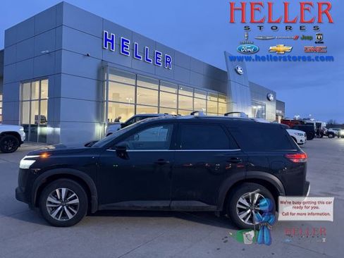 Used 2024 Nissan Pathfinder SL image 1
