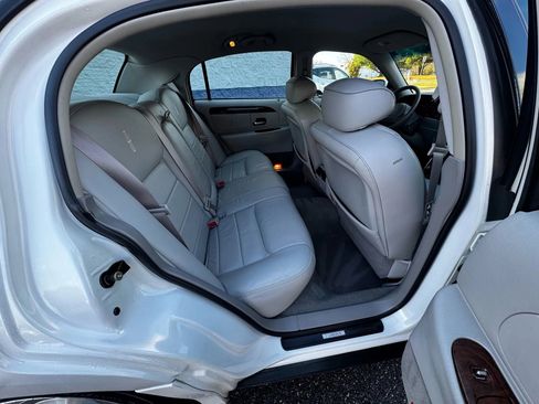 Used 2001 Lincoln Town Car Executive image 17