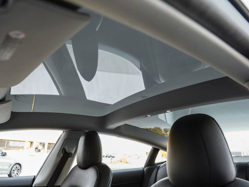 Used 2023 Tesla Model 3 Performance image 4