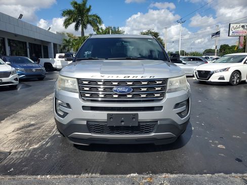 Used 2017 Ford Explorer XLT w/ Equipment Group 202A image 4