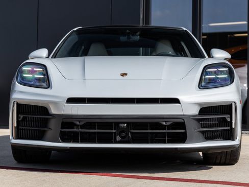 Used 2025 Porsche Panamera image 8
