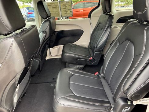 Used 2024 Chrysler Pacifica Touring-L FWD image 28