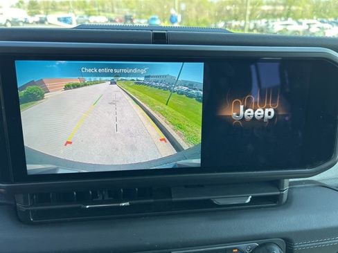 Used 2025 Jeep Wrangler Sahara image 9