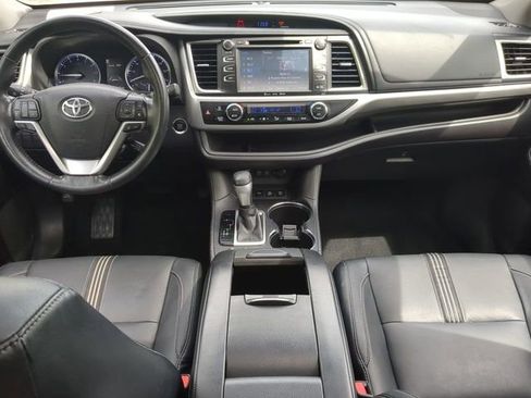 Used 2018 Toyota Highlander SE image 14