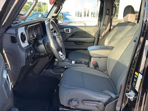 Used 2025 Jeep Wrangler Unlimited Sahara AWD/4WD image 10