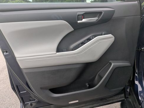 Used 2025 Toyota Highlander XLE FWD image 9