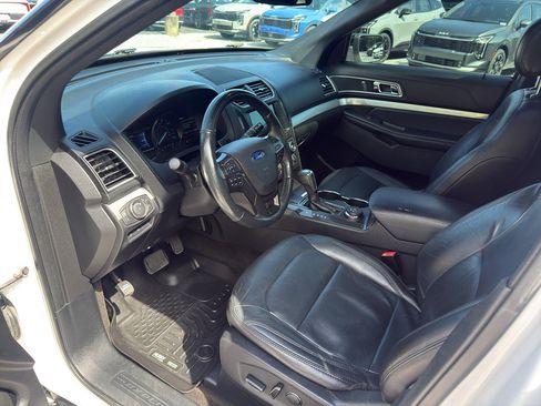 Used 2017 Ford Explorer XLT w/ Equipment Group 202A AWD/4WD image 16