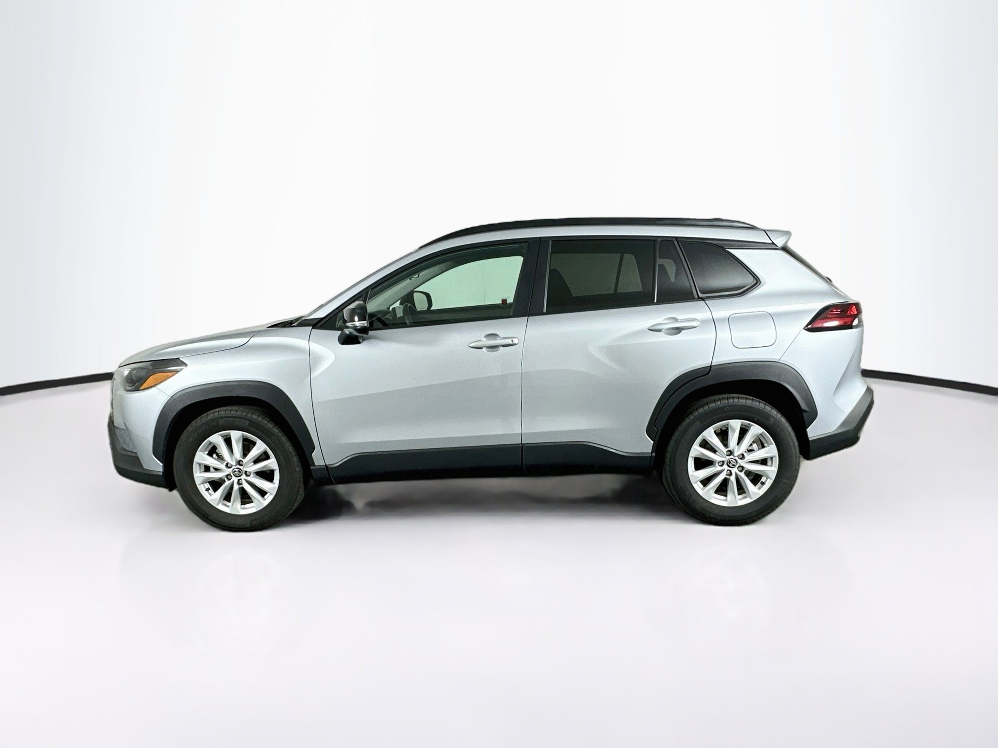 Used 2026 Toyota Corolla Cross LE FWD image 4