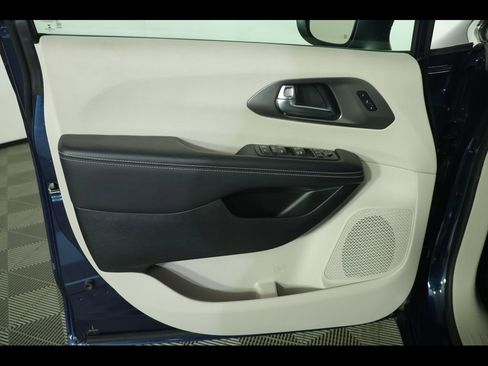 Used 2023 Chrysler Pacifica Touring-L image 16