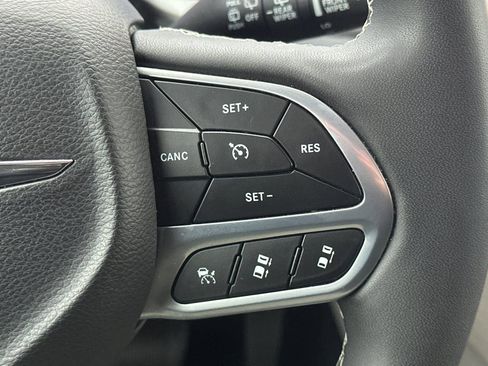 Used 2024 Chrysler Pacifica Select image 29