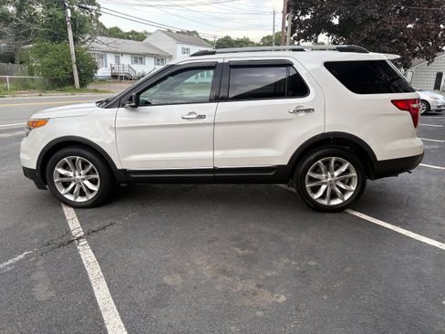 Used 2014 Ford Explorer XLT w/ Equipment Group 202A AWD/4WD image 8