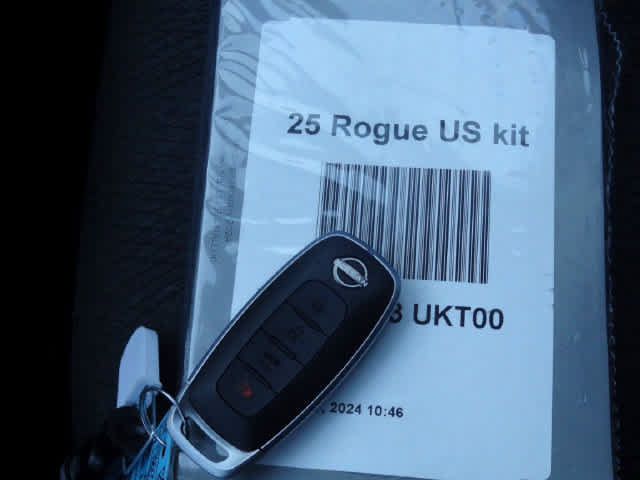 Used 2025 Nissan Rogue SV FWD image 14