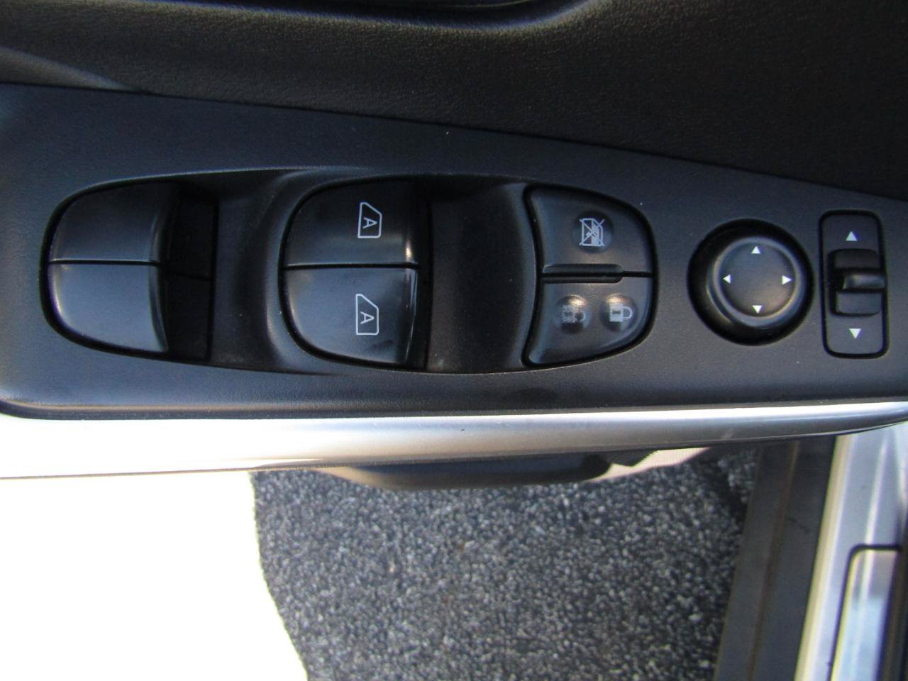 Used 2020 Nissan Kicks SR w/ SR Premium Package FWD image 11