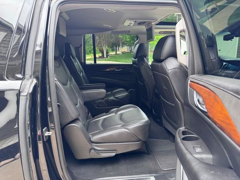 Used 2019 Cadillac Escalade ESV Luxury w/ Escalade Sport Edition AWD/4WD image 29