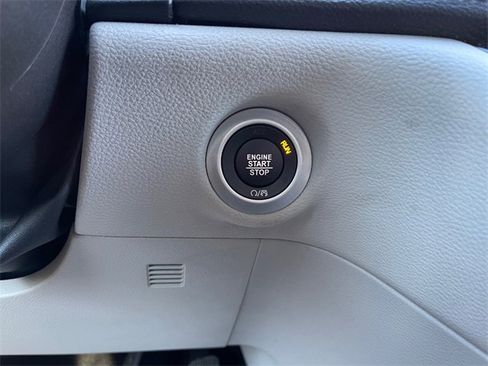 Used 2019 Chrysler Pacifica Limited image 30