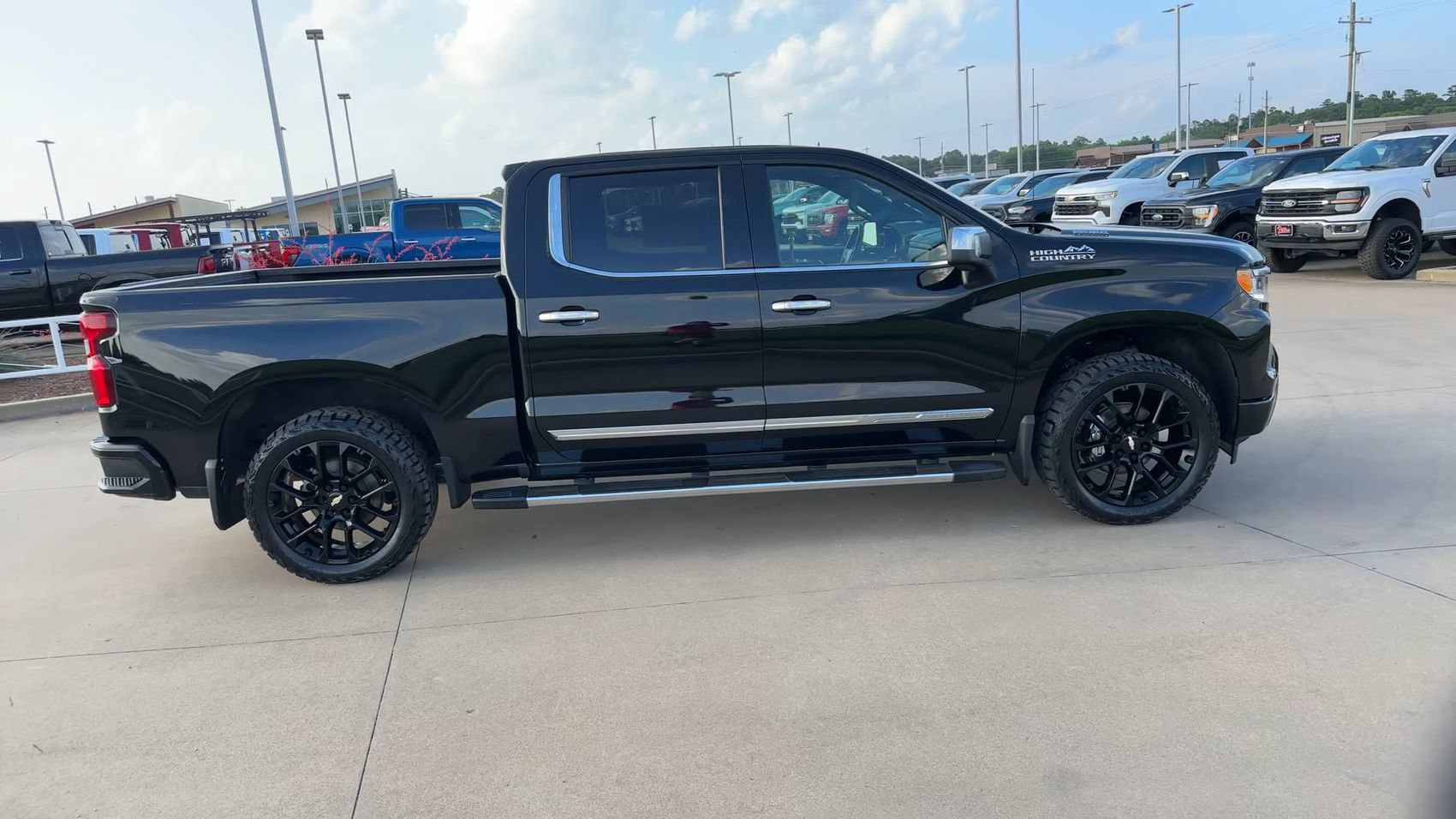 Used 2023 Chevrolet Silverado 1500 High Country w/ Technology Package AWD/4WD image 9