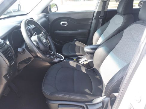Used 2018 Kia Soul + FWD image 12