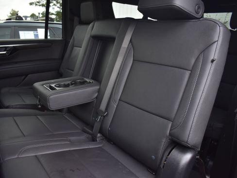 Used 2025 Chevrolet Suburban Z71 image 30