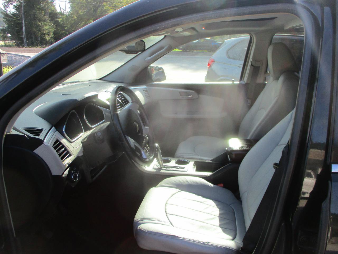 Used 2009 Chevrolet Traverse LTZ FWD image 14