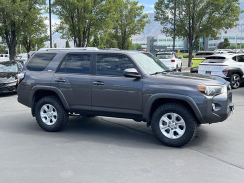 Used 2017 Toyota 4Runner SR5 AWD/4WD image 5