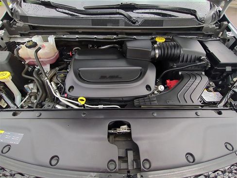 Used 2024 Chrysler Pacifica Touring-L image 29