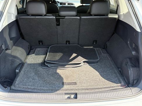 Used 2018 Volkswagen Tiguan SEL AWD/4WD image 34