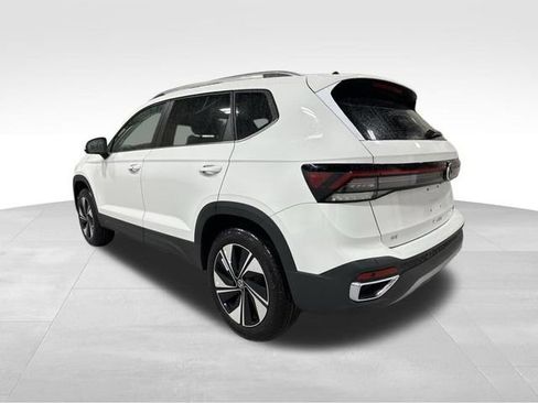 New 2026 Volkswagen Taos SE image 8