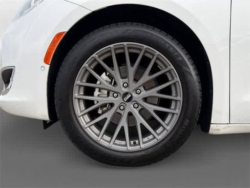 Used 2017 Chrysler Pacifica Limited w/ UConnect Theater Package image 18