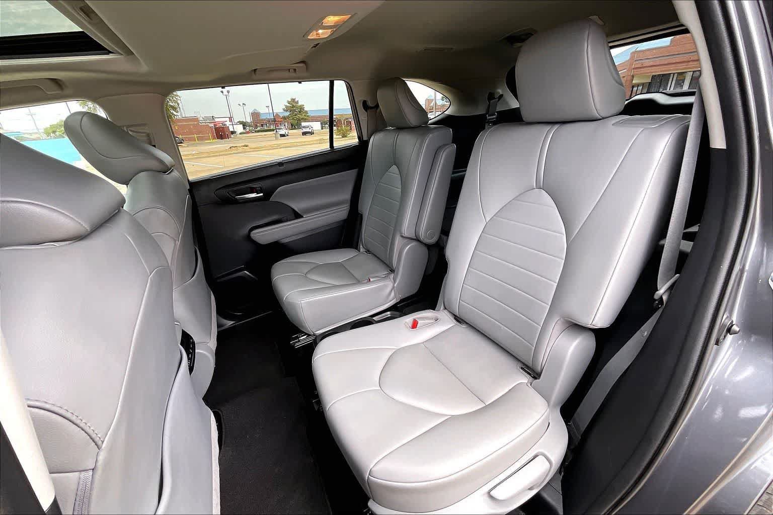 Used 2021 Toyota Highlander XLE AWD/4WD image 28