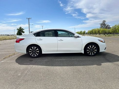 Used 2016 Nissan Altima 2.5 SV w/ Convenience Package FWD image 4