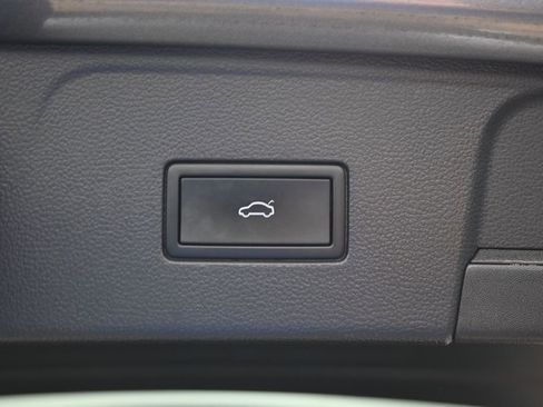 Used 2025 Volkswagen Atlas SE FWD image 16