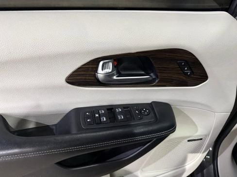 Used 2021 Chrysler Pacifica Limited w/ Premium & Safety Sphere Group image 12