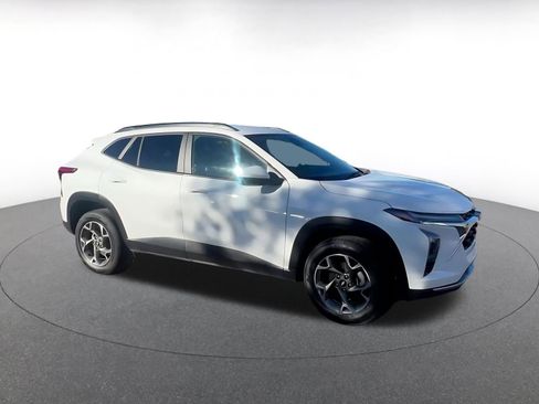 Used 2025 Chevrolet Trax LT image 2