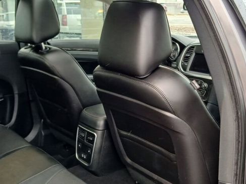 Used 2019 Chrysler 300 Limited image 10