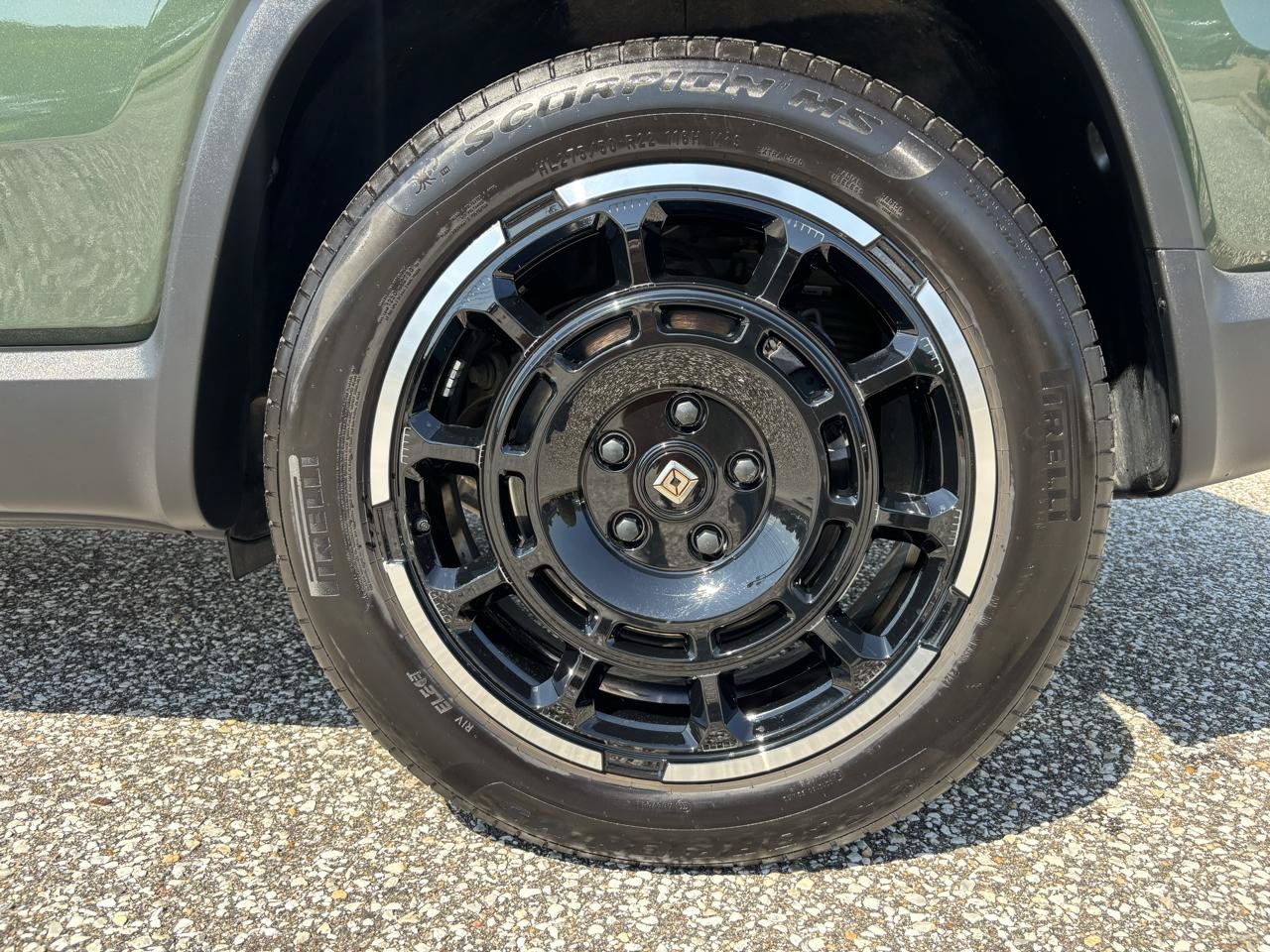 Used 2025 Rivian R1S Adventure Dual AWD/4WD image 32