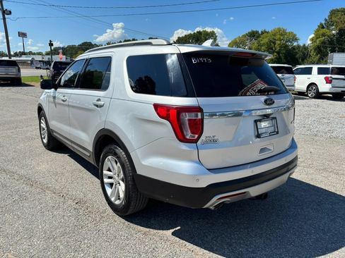Used 2016 Ford Explorer XLT w/ Equipment Group 202A FWD image 3
