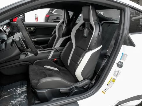 Used 2022 Ford Mustang Shelby GT500 w/ Carbon Fiber Track Pack image 32