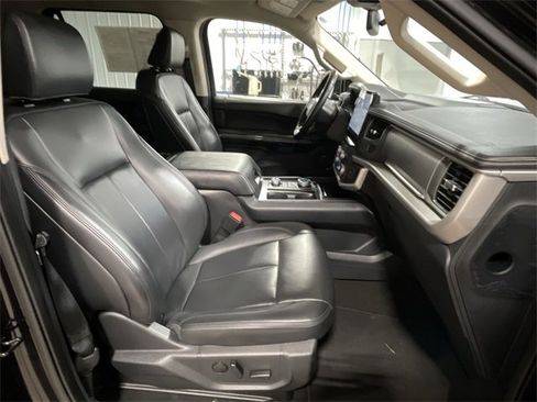 Used 2024 Ford Expedition XLT image 30