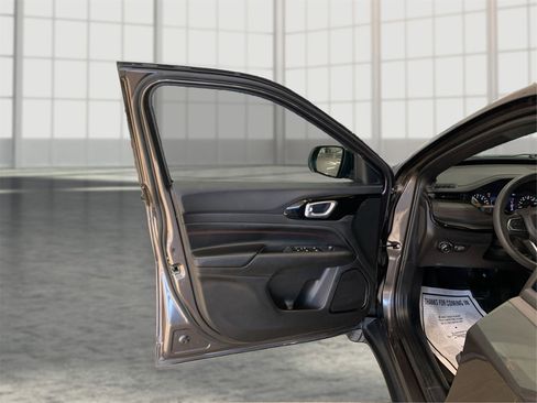 Used 2024 Jeep Compass Trailhawk image 18