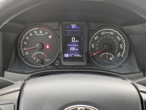 Used 2018 Toyota Tacoma SR image 18