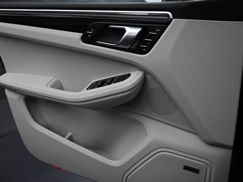 Certified 2025 Porsche Macan AWD/4WD image 25