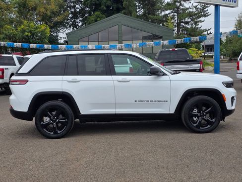 Used 2025 Jeep Grand Cherokee Altitude AWD/4WD image 31