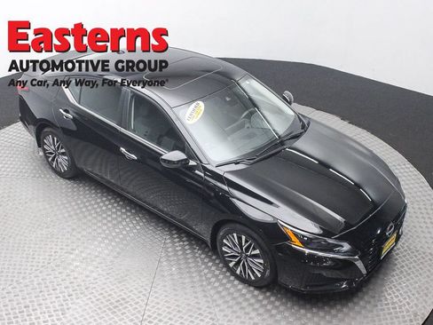 Used 2023 Nissan Altima 2.5 SV w/ SV Premium Package FWD image 3