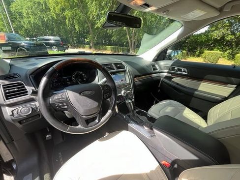 Used 2017 Ford Explorer Platinum AWD/4WD image 6
