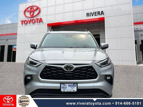Used 2021 Toyota Highlander XLE AWD/4WD image 9